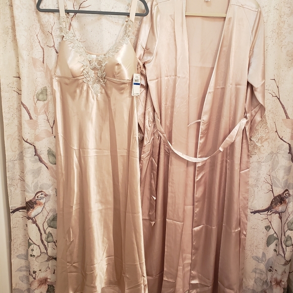 Flora Nikrooz Other - Flora long nightgown robe set xl nwt macys